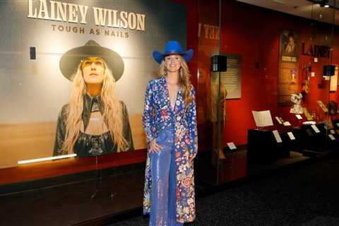 Lainey Wilson Celebrates Opening of Career-Spanning Country Music Hall of Fame Exhibit ‘Tough..