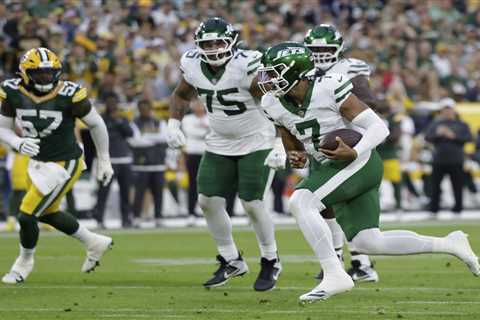 Justin Fields rushes for touchdown in first drive as Jets quarterback