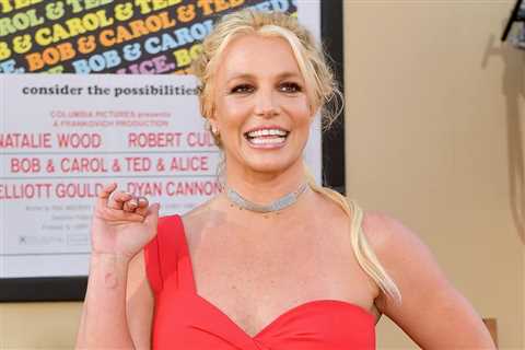 Watch Britney Spears Dance to Ex Justin Timberlake’s Song While Wearing a Green String Bikini on a..