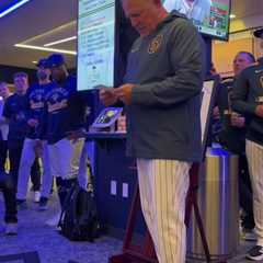 Pat Murphy reads emotional Bob Uecker message after Brewers clinch MLB playoff spot