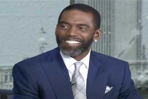 Randy Moss makes heartfelt return to ESPN after cancer battle: ‘Back with the family’