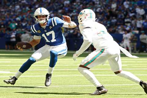 Daniel Jones wows in touchdown-filled Colts debut after winning starting QB job