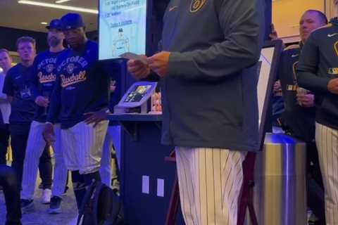 Pat Murphy reads emotional Bob Uecker message after Brewers clinch MLB playoff spot