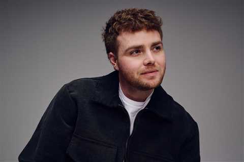 Alex Warren’s ‘Ordinary’ Ties This 1994 Hit’s Record for Longest Reign Ever on Pop Airplay Chart
