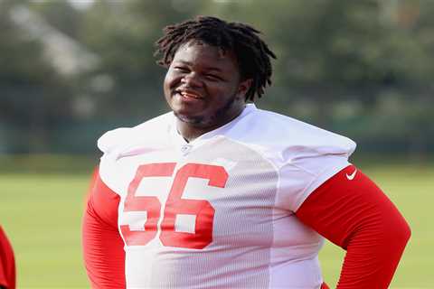 NFL analyst floats bizarre theory about why Buccaneers signed 464-pound Desmond Watson