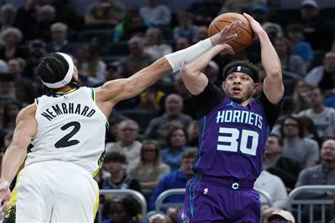 Seth Curry signs with Warriors in reunion with superstar brother Steph