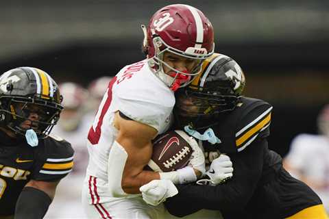 Alabama receiver Derek Meadows suffers concussion after taking terrifying hit