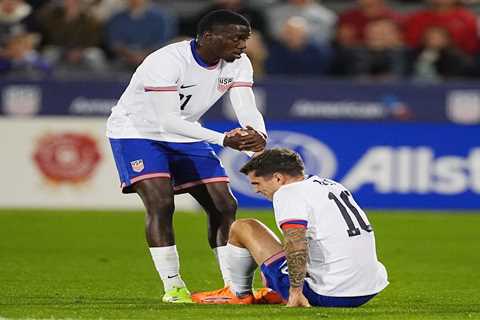 Christian Pulisic exits march against Australia with injury in USMNT worry