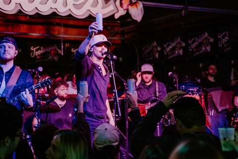 Tucker Wetmore Thrills Fans During Pop-Up Concert on Nashville’s Lower Broadway