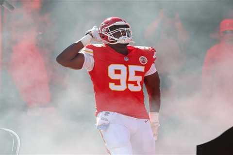 Chris Jones jams out to Taylor Swift after Chiefs practice