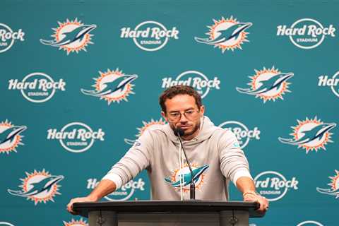 Controversial former Dolphin calls for Mike McDaniel’s firing after ‘TNF’ disaster