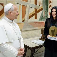 Laura Pausini Receives Billboard Italy’s ‘Global Icon’ Award at Historic Vatican Ceremony with Pope ..