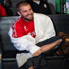 Justin Bieber Pulls Over to Help Stranger Whose Car Broke Down on Side of the Road: ‘What Happened?’