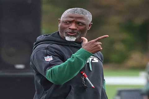 Aaron Glenn remains steadfast on Jets starting quarterback secrecy — even if answer is clear