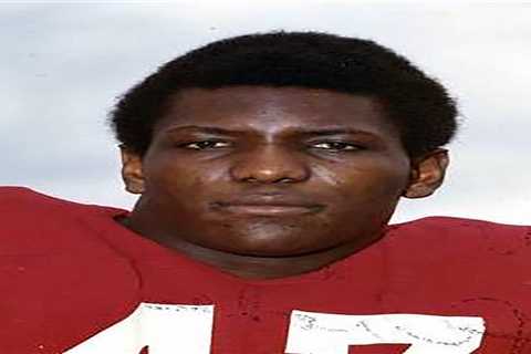 Woodrow Lowe, college football Hall of Famer and NFL veteran, dead at 71