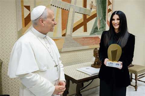 Laura Pausini Receives Billboard Italy’s ‘Global Icon’ Award at Historic Vatican Ceremony with Pope ..