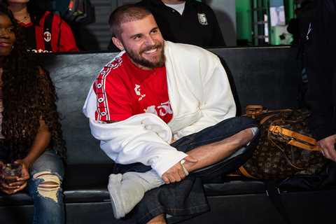 Justin Bieber Pulls Over to Help Stranger Whose Car Broke Down on Side of the Road: ‘What Happened?’