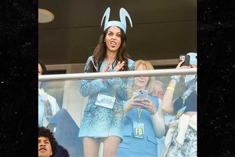 Bill Belichick’s Girlfriend Shows Off Legs and Style at UNC-Duke Game