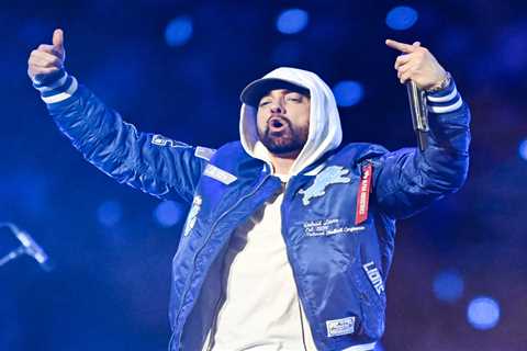 Eminem makes surprise Thanksgiving halftime appearance with Jack White