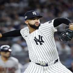 Mets signing Devin Williams away from Yankees on three-year deal in massive free agency move