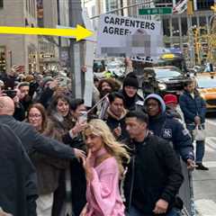 This Sabrina Carpenter Fan's Sign Is Going Viral After That Whole White House Incident