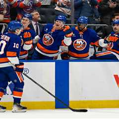 Late goal, strong goaltending send Islanders into Christmas break with big win over Devils