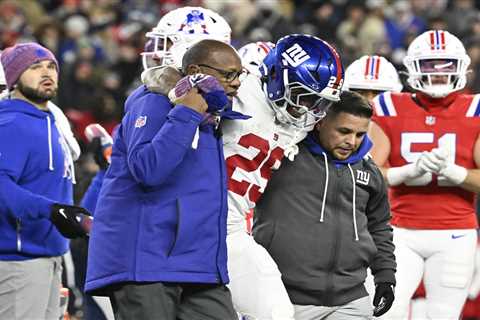 Giants’ Tyrone Tracy carted off field with hip injury