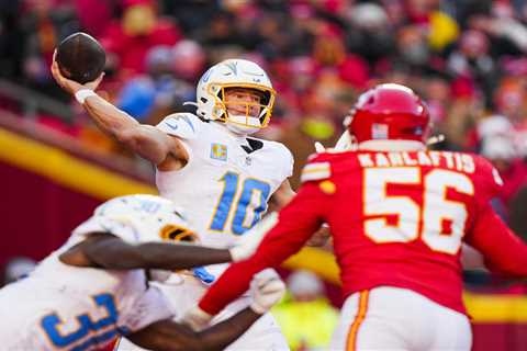 NFL Week 16 predictions, best bets: Picks against the spread for Sunday and Monday