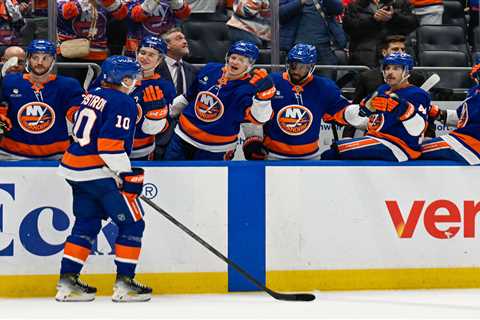 Late goal, strong goaltending send Islanders into Christmas break with big win over Devils