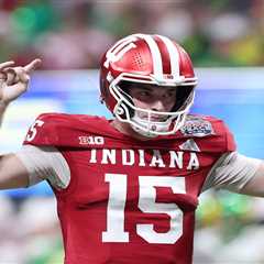 First half of Indiana-Oregon CFP semifinal was tale of two different quarterbacks