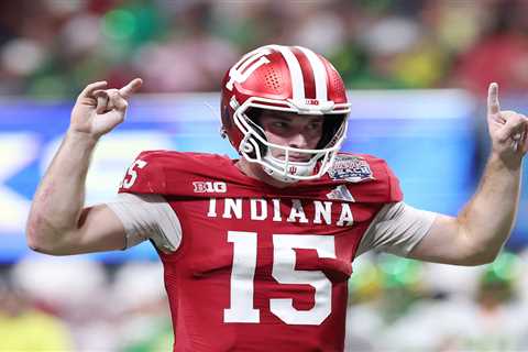 First half of Indiana-Oregon CFP semifinal was tale of two different quarterbacks