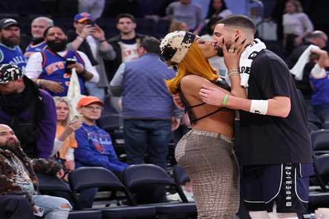 Megan Thee Stallion shares kiss with Klay Thompson after Mavericks’ win over Knicks