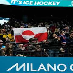 Olympic hockey fans raise Greenland’s flag during USA’s dominant win over Denmark, sparking viral..