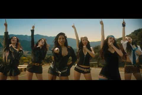 KATSEYE Rocks Out to ‘Livin’ on a Prayer’ in Hilarious Super Bowl Ad Starring Hailee Steinfeld