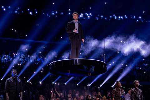 Alex Warren Addresses Technical Issues During Grammys Performance