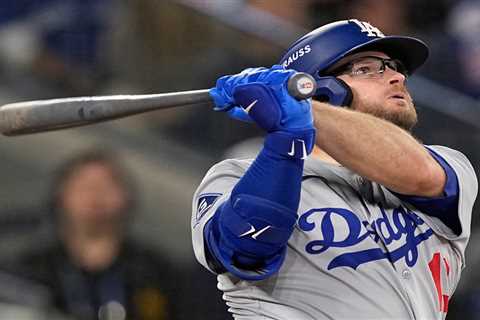 Dodgers fans shower Miguel Rojas, Max Muncy with cheers