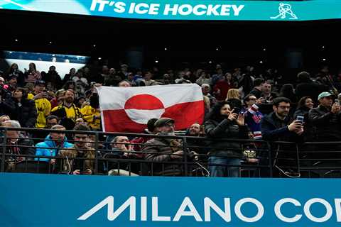 Olympic hockey fans raise Greenland’s flag during USA’s dominant win over Denmark, sparking viral..