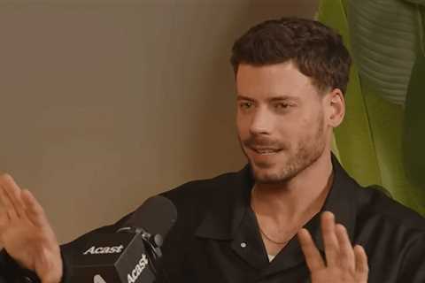 François Arnaud Says Watching 'Heated Rivalry' With Mom Would Be 'Torture'