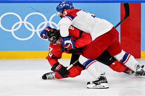 Sidney Crosby leaves Canada’s game vs. Czechia in Olympics injury worry