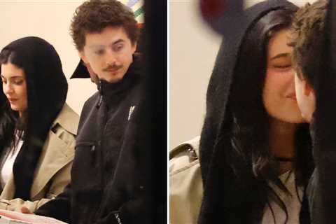 Kylie Jenner & Timothée Chalamet Kiss During Intimate Pizza Date
