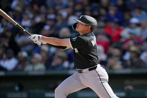 Munetaka Murakami makes loud spring training debut — after traffic jam nearly prevented it