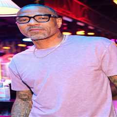 Kenyon Martin loses it on podcast producer in awkward live moment