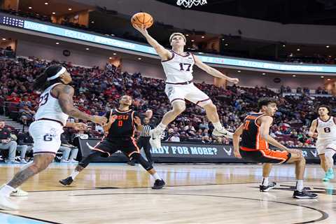 Gonzaga player goes viral for reaction to crashing into cheerleader