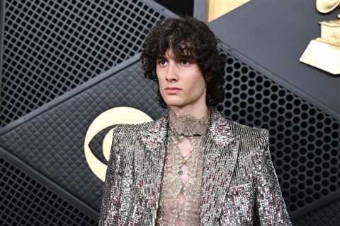 sombr Stops Show to Scold Venue Staff After Fan Seemingly Passes Out: ‘You Need to Pay Attention’