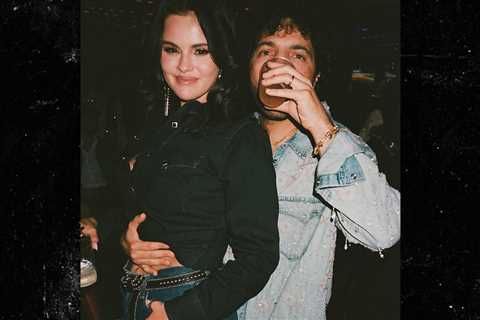 Selena Gomez and Benny Blanco Cozy Up in New PDA Photos