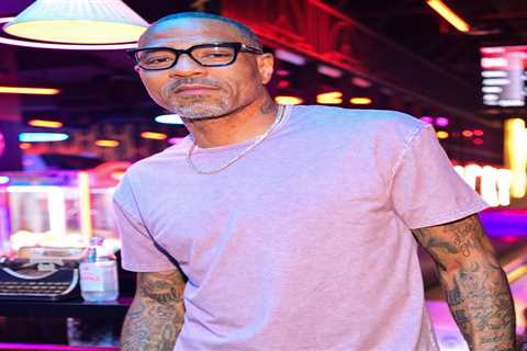 Kenyon Martin loses it on podcast producer in awkward live moment