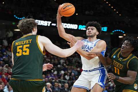 Duke survives massive March Madness scare with big comeback over No. 16 Siena