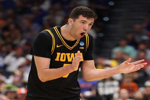Iowa stuns defending champion Florida as first No. 1 seed falls in March Madness