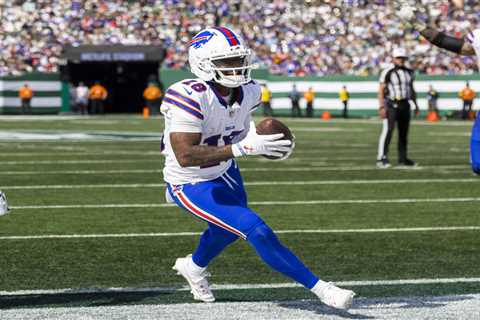 Eagles signing Elijah Moore to one-year contract that could offer A.J. Brown clue