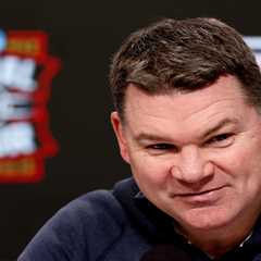 Arizona re-ups coach Tommy Lloyd after turning down massive UNC offer